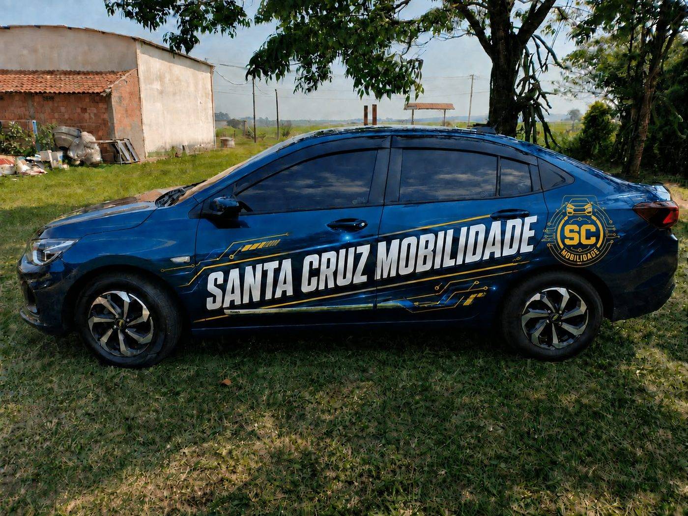 Carro da Santa Cruz Mobilidade visto de lado, com a identidade visual da empresa aplicada na lateral