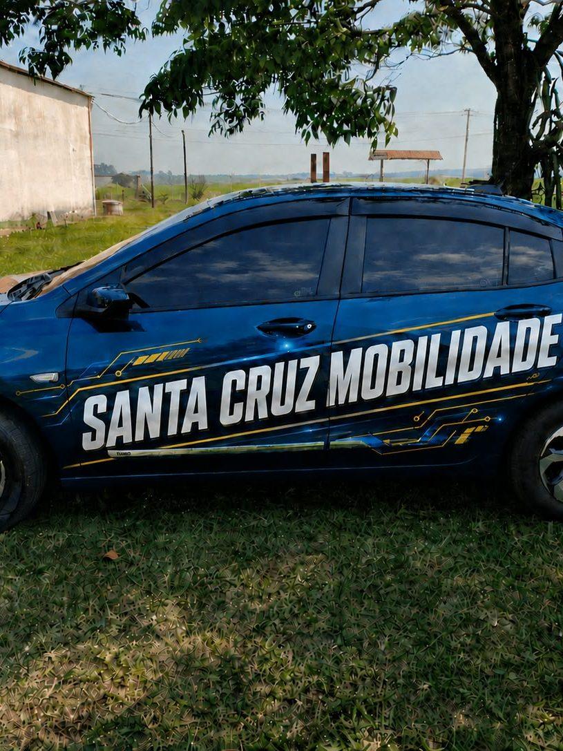 Veículo da frota Santa Cruz Mobilidade com envelopamento azul e dourado da marca